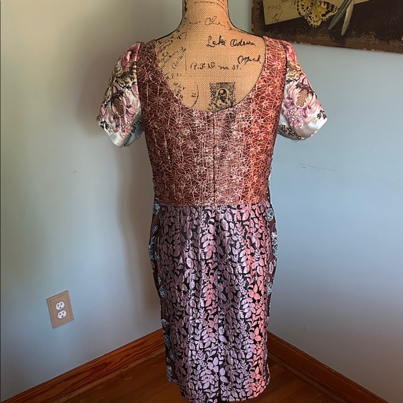 Elegant Floral Midi Dress with Zipper Detail - Picture 5 of 14